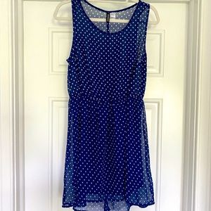 Sleeveless dress. Blue with white polka dots.